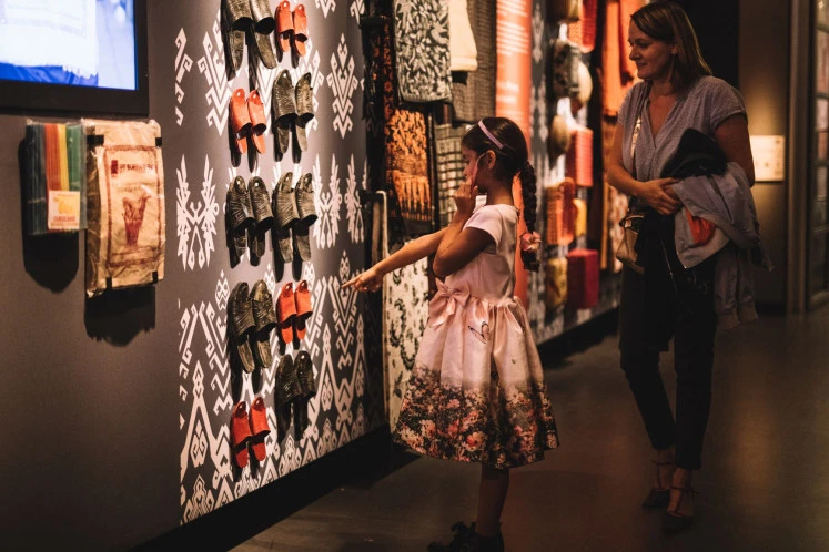 Sightseeing: Visitors look at typical Balinese souvenirs in a hallway of the 