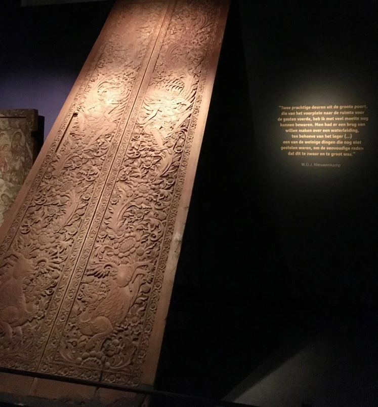 Silent Witness: These intricately carved wooden double doors of Badung Palace witnessed the tragedy that occurred at the turn of the 20th century when the Dutch overpowered the Sultanate.  At a height of 4 meters, the doors are arranged at an angle to fit into the exhibition hall. 