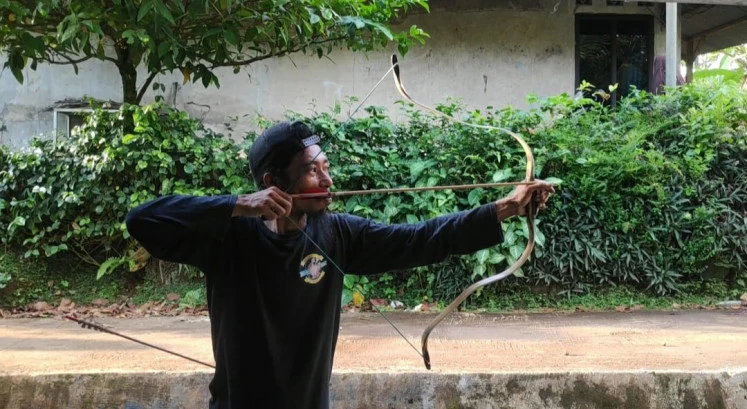 Test: Toto 'Al-Harits' Sunarto tests a Tatar bow.  (Courtesy of Toto Sunarto)