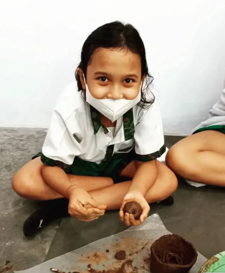 Bright smile: A happy participant manipulates clay during a terracotta workshop hosted by Kelompok Seni Gotong Royong.  (Courtesy of KSGR)