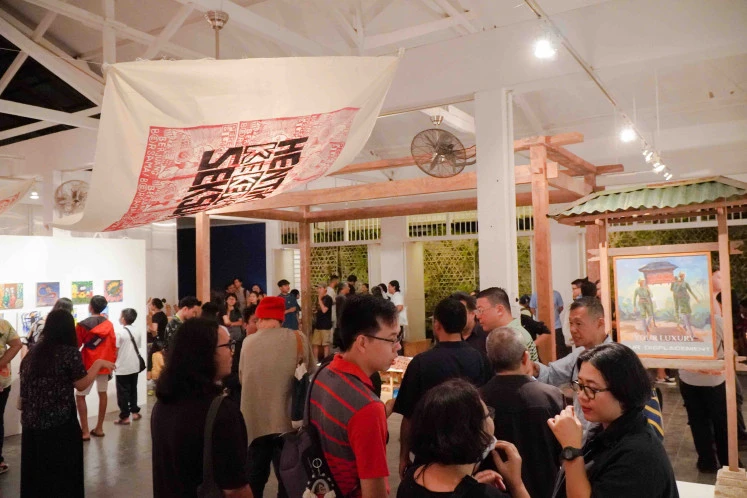 Art lovers: in the photo, the opening party of DPS22 and the exhibition Its About TIME!  hosted by Ni Wayan Penawati, Pradnya Paramita and Wicitra Pradnyarath, October 7.  (Courtesy of CushCush Gallery)