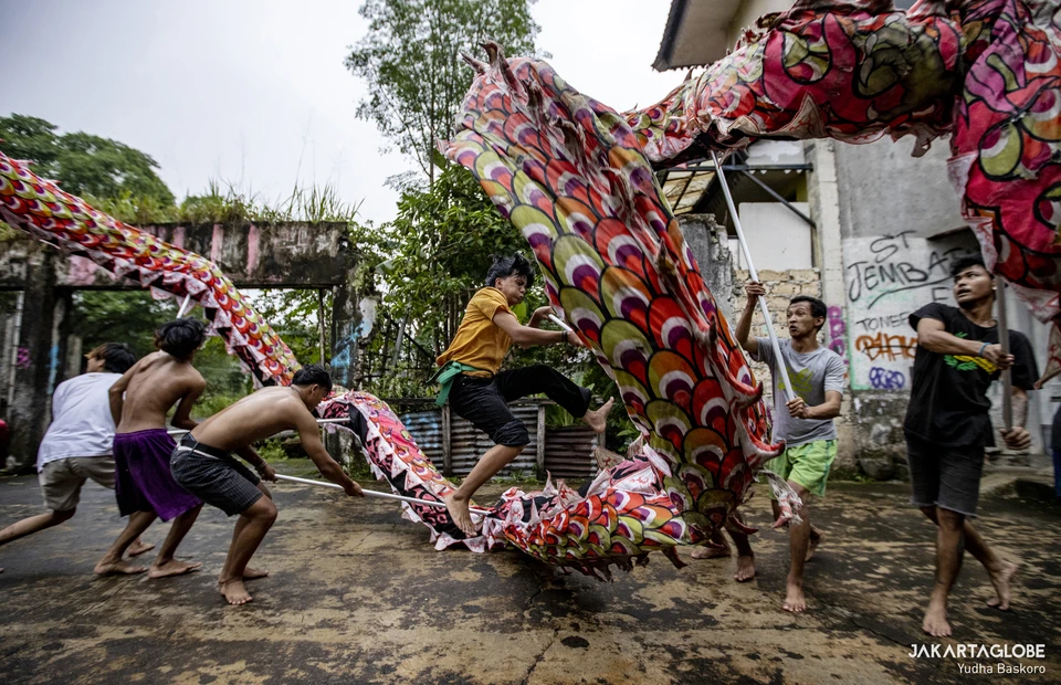 Dancers perform a Liong (dragon dance) during a practice at the Naga Merah Putih headquarters in Bogor, West Java, January 15, 2022. (JG Photo/Yudha Baskoro)