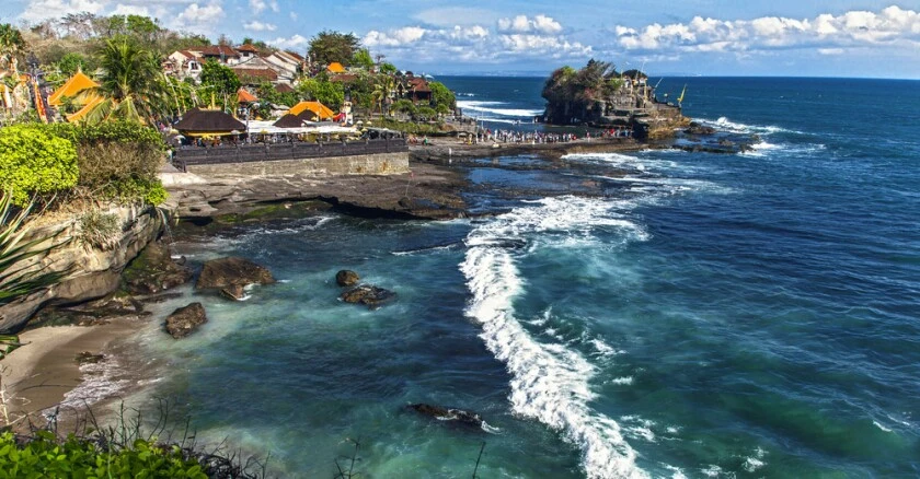 Tanah Lot Temple and view of the Pacific Ocean