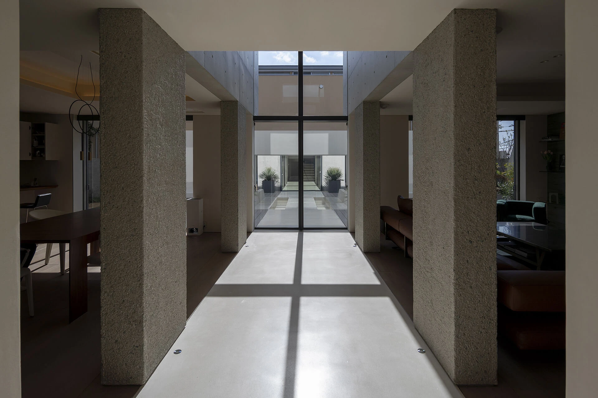 The passage separating the living room and the dining room on the first floor |  Sculpt |  Japan |  STIRworld