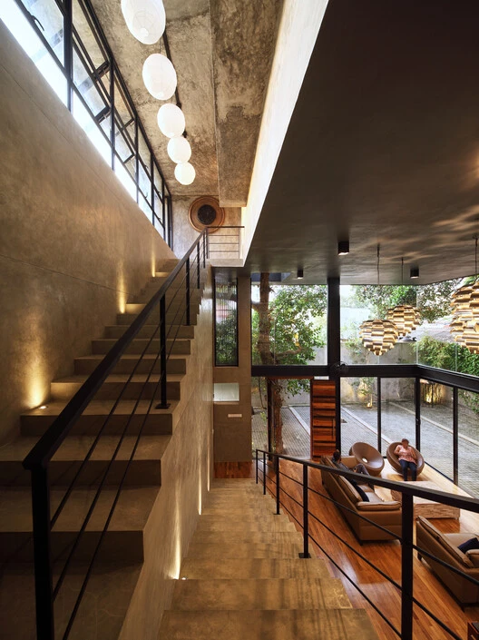 Screened Sculpture House / Anushka Dassanayake - Interior photography, stairs, handrail, beam