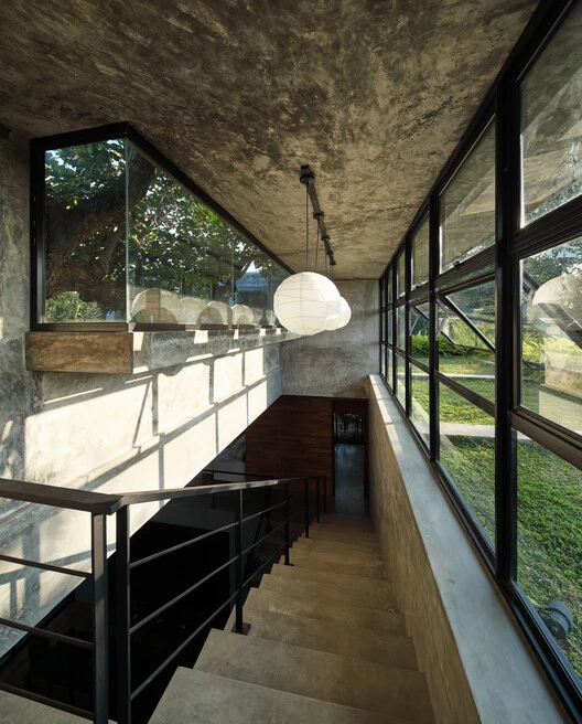 Screened Sculpture House / Anushka Dassanayake - Interior photography, stairs, windows, handrail
