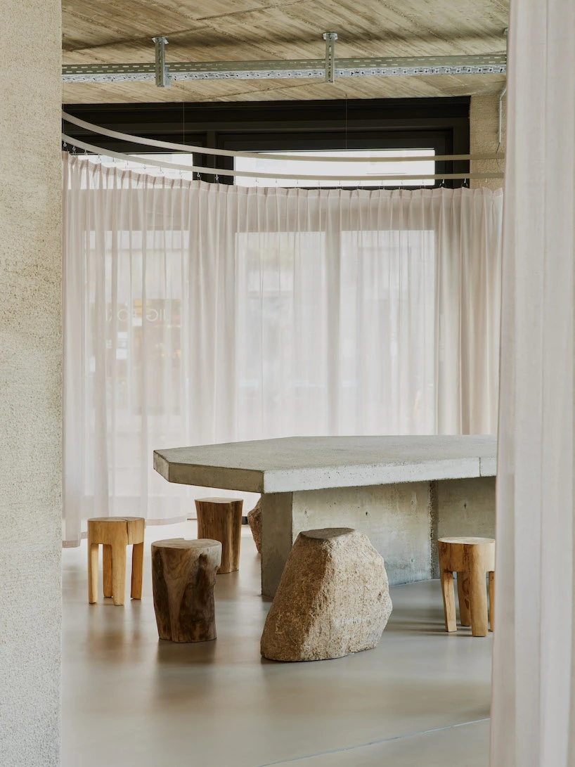 The earthy and intimate design of the VAUST studio of the poke restaurant in berlin pays homage to the culture of the fishermen